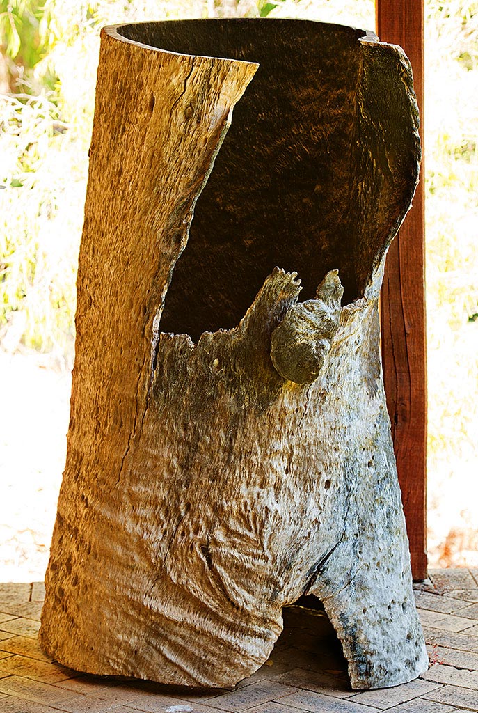 Boranup Gallery, Western Australia, Wood log sculpture